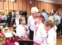 ▲	Uczniowie i ich opiekunowie z malborskiego SOSW zwiedzają wystawę „Pamiątki Polaków”.