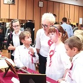 ▲	Uczniowie i ich opiekunowie z malborskiego SOSW zwiedzają wystawę „Pamiątki Polaków”.