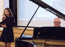 ▲	Emilia Piątkowska, przy akompaniamencie kompozytora, zaśpiewała drugi wielki przebój K. Chlebowskiego – „Złotą piosenkę”.