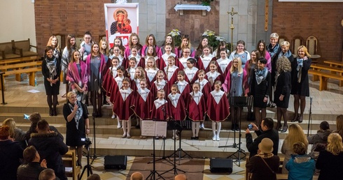 Do swojego repertuaru dołączyli pieśni patriotyczne