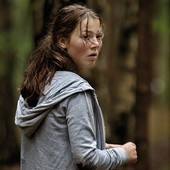 W filmie „Utøya, 22 lipca” kamera podąża w ślad za jego pierwszoplanową bohaterką Kają (Andrea Berntzen).