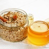 Płatki owsiane i miód to składniki, które można wykorzystać do przygotowania wielu kosmetyków.