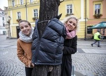 Obie panie zachęcają do włączenie się w akcję i podzielenia się nieużywanymi ubraniami.