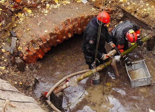 Czescy eksploratorzy odkopują wejście do tunelu, prowadzącego prawdopodobnie do podziemnych laboratoriów. 