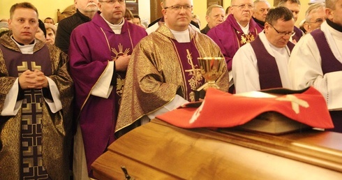 Uroczystości pogrzebowe ks. kan. Leonarda Zycha, cz.1