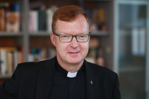 Ks. Zollner proponuje „kościelne więzienia” dla duchownych skazanych za pedofilię