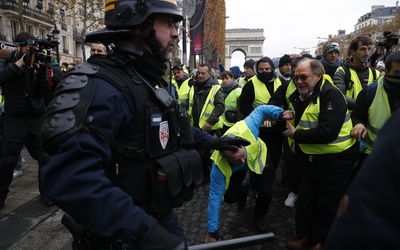 Francja: Policja użyła gazu łzawiącego i armatek wodnych przeciw "żółtym kamizelkom"