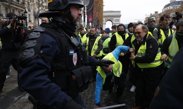 Francja: Policja użyła gazu łzawiącego i armatek wodnych przeciw "żółtym kamizelkom"