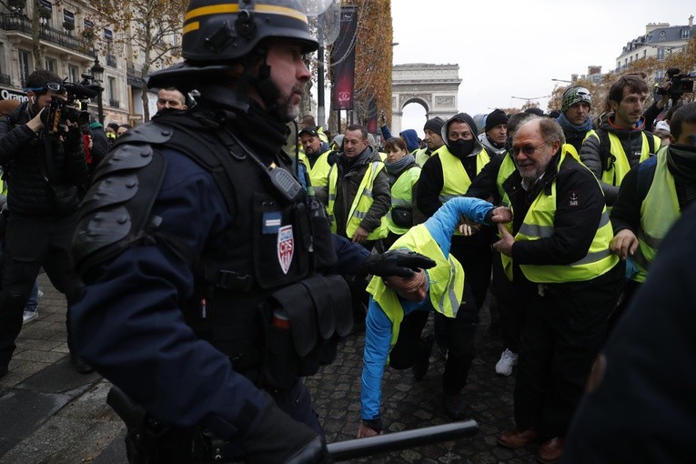 Francja: Policja użyła gazu łzawiącego i armatek wodnych przeciw "żółtym kamizelkom"