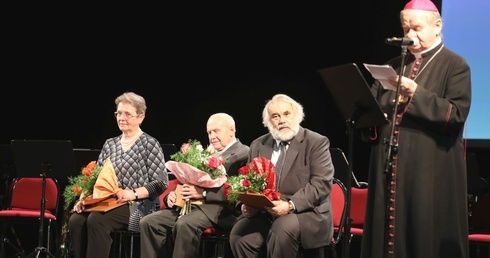 Laureaci nagrody Akcji na scenie z biskupem seniorem Tadeuszem Rakoczym