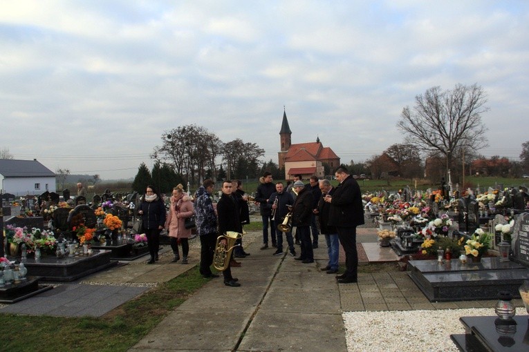 Pomnik ofiar I i II wojny światowej w Łężcach