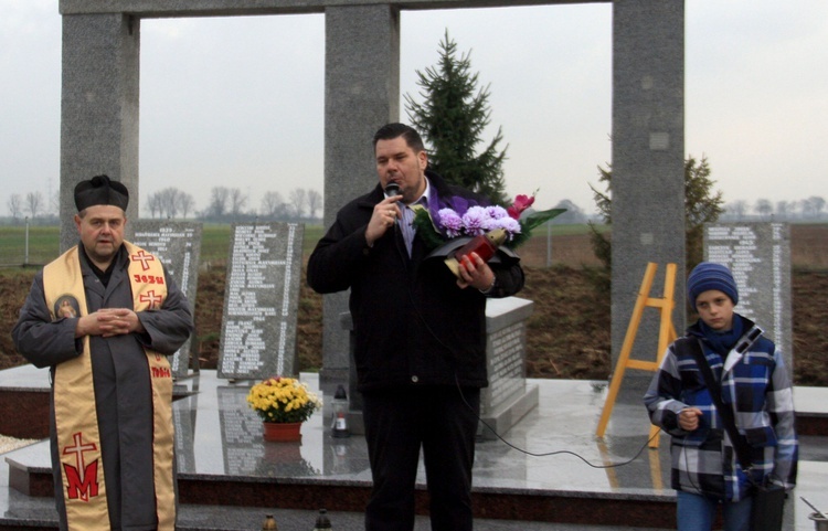 Pomnik ofiar I i II wojny światowej w Łężcach