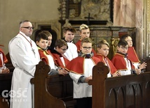 Ministranci, lektorzy, nadzwyczajni szafarze i inne formacje służby liturgicznej wypełniły świdnicką katedrę.