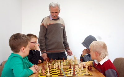 Marek Niedźwiecki od lat z pasją uczy gry w szachy oraz organizuje zawody i konkursy w tej królewskiej grze