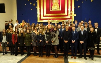 Do wspólnej fotografii z kaesemowiczami stanęli bp Henryk Tomasik i Grzegorz Łabądź, diecezjalny asystent KSM