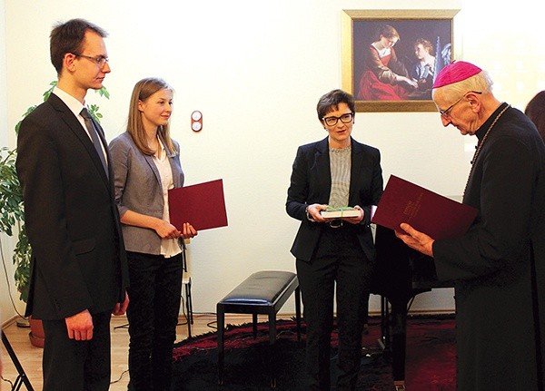 Bp Jan Wieczorek i dr Mariola Brzoska wręczają dyplomy tegorocznym absolwentom SMK.