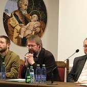 Panel dyskusyjny poprowadził ks. prof. Grzegorz Chojnacki (z prawej) z Uniwersytetu Szczecińskiego.