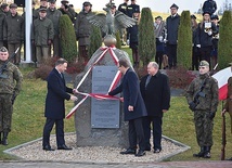 Po odsłonięciu obelisku prezydent posadził obok niego Dąb Niepodległości.