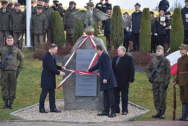 Po odsłonięciu obelisku prezydent posadził obok niego Dąb Niepodległości.