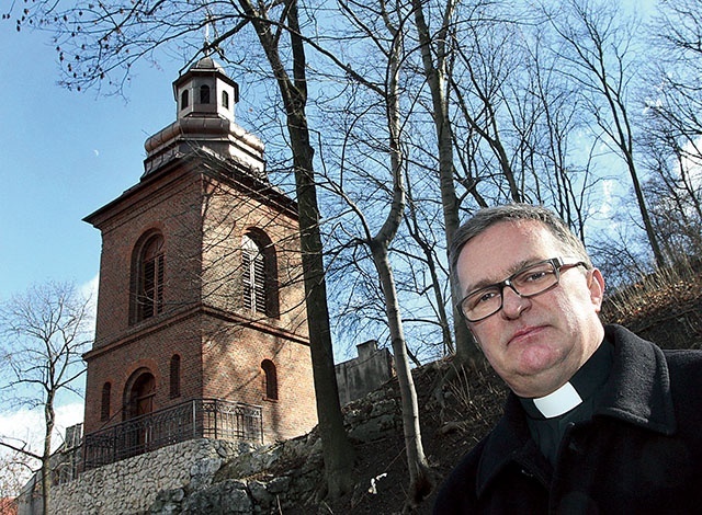 Za czasów ks. Antoniego Bednarza odnowiono m.in. starą dzwonnicę na skale.