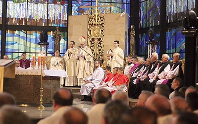 ▲	Biskup płocki zawierzył diecezję, a zwłaszcza ludzi młodych, świętemu z Rostkowa.