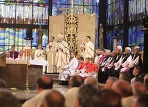 ▲	Biskup płocki zawierzył diecezję, a zwłaszcza ludzi młodych, świętemu z Rostkowa.