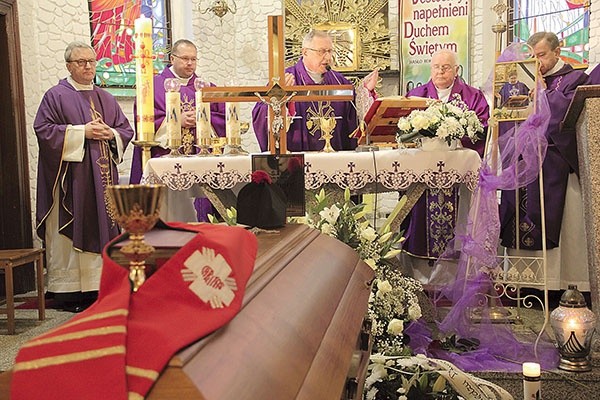 Na zamkniętej trumnie ks. Leonarda spoczęły symbole kapłańskiej służby: owinięty stułą mszał oraz kielich.