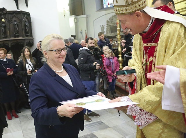 Medal „Dei Regno Servire” odbiera Halina Węgrzyn  z Nowego Sącza.