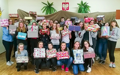 Uczniowie SP nr 33  z Bielska-Białej z przygotowanymi przez siebie darami.