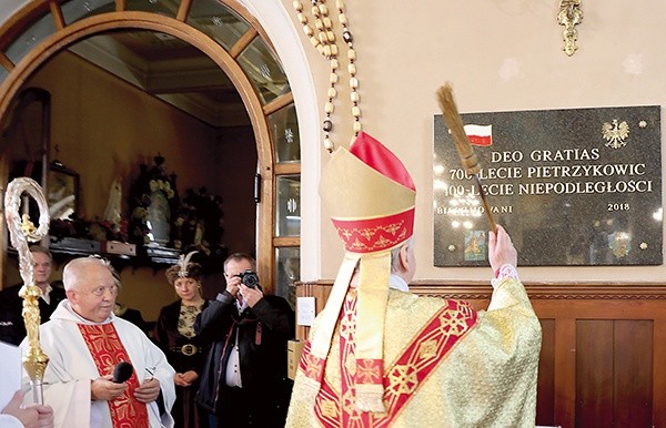 Poświęcenie jubileuszowej tablicy w pietrzykowickim kościele.