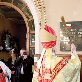 Poświęcenie jubileuszowej tablicy w pietrzykowickim kościele.