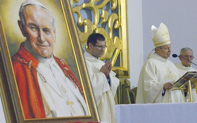 ▲	Na zakończenie Mszy św. odnowiono Akt Oddania Akcji Katolickiej Diecezji Radomskiej św. Janowi Pawłowi II.