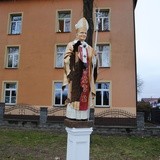 Zdewastowana "Aleja świętych" w Zarzeczu. 