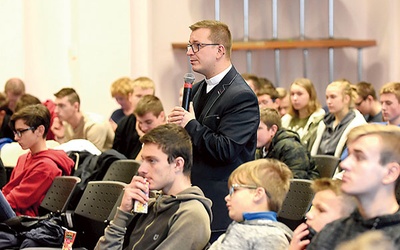►	Ks. Paweł Kilimnik wyjaśniał młodym członkom LSO, jak mogą się bardziej zaangażować w to, co robią.