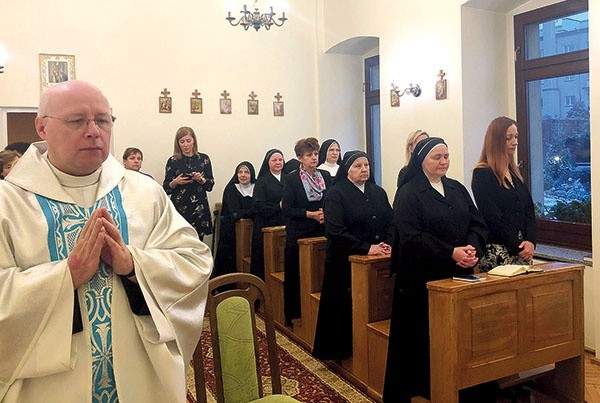 ▲	Ks. Marek Korgul, diecezjalny referent ds. Instytutów Życia Konsekrowanego i Stowarzyszeń Życia Apostolskiego, wraz z siostrami i zaproszonymi gośćmi w czasie Mszy św. 