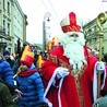 ▲	Mikołajowy pochód  na ulicach Lublina.