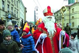 ▲	Mikołajowy pochód  na ulicach Lublina.