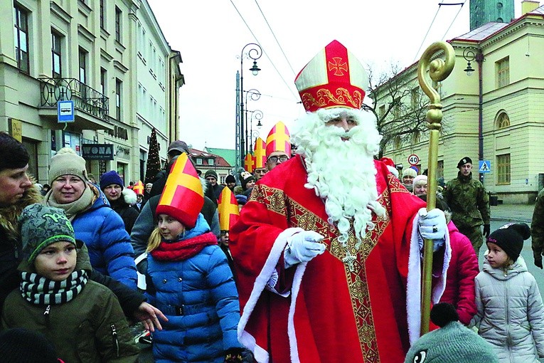 ▲	Mikołajowy pochód  na ulicach Lublina.