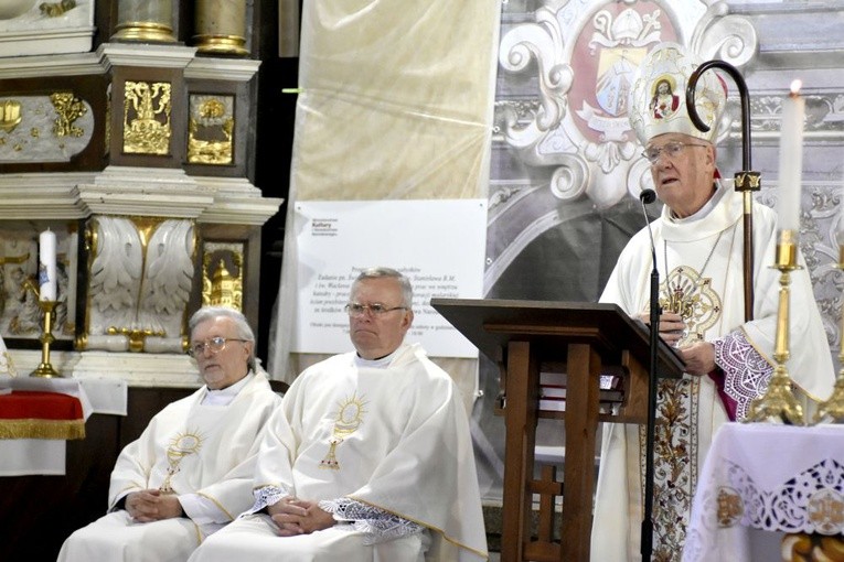 Biskup Ignacy podczas niedzielnej Eucharystii