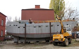 Jacht ma 17,1 m długości, 5,25 m szerokości, 1,6 m zanurzenia. Może nim podróżować do 20 osób