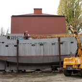 Jacht ma 17,1 m długości, 5,25 m szerokości, 1,6 m zanurzenia. Może nim podróżować do 20 osób