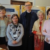 Wolontariuszki z kapelanem hospicjum ks. Andrzejem Pacholikiem SDS. Od lewej: Małgorzata Wolas, Janina Bierska, Elżbieta Klimas i Barbara Szwiec