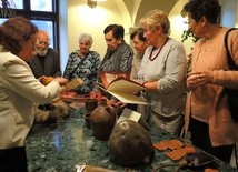 Seniorzy przy stoisku zajęć z historii średniowiecza