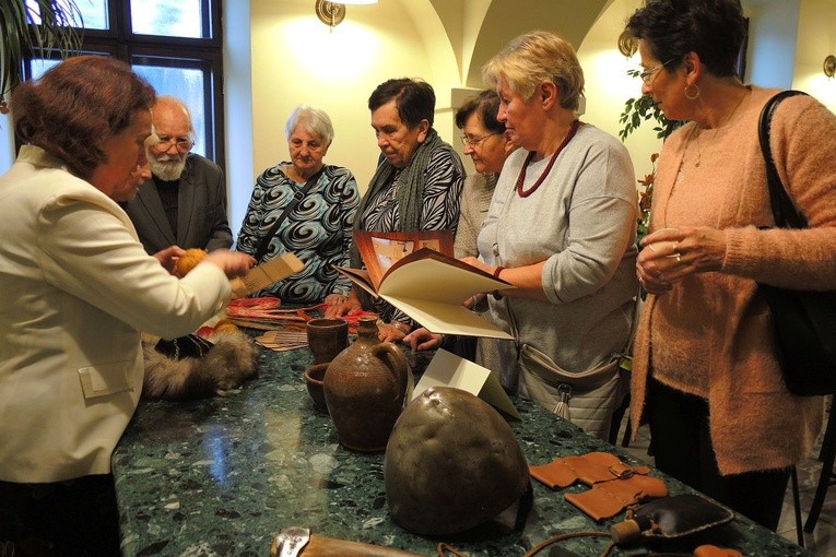 Seniorzy przy stoisku zajęć z historii średniowiecza