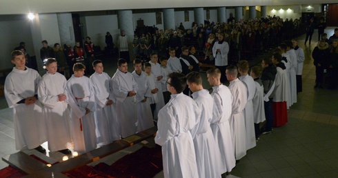 Adoracja krzyża, wiernej repliki Światowych Dni Młodzieży