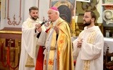 Ojcowie paulini z biskupem w czasie nabożeństwa słowa Bożego.