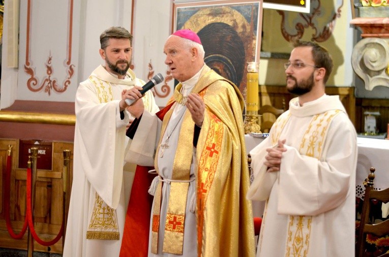 Ojcowie paulini z biskupem w czasie nabożeństwa słowa Bożego.