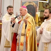 Ojcowie paulini z biskupem w czasie nabożeństwa słowa Bożego.
