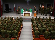 Żołnierze modlą się o odwagę