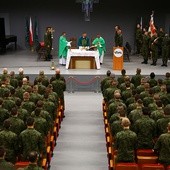 Żołnierze modlą się o odwagę